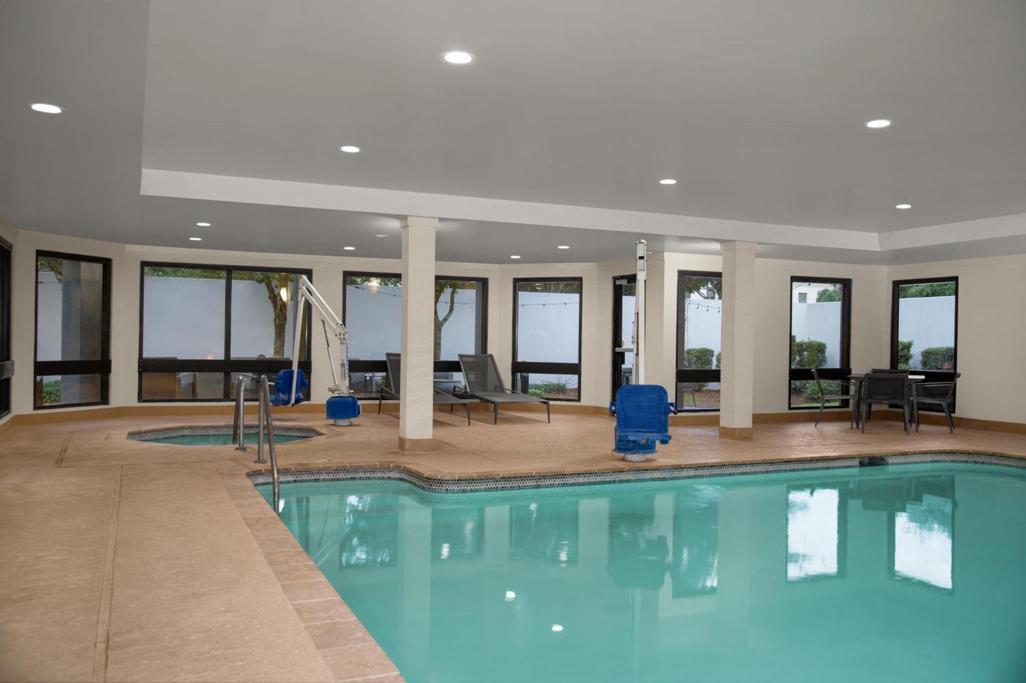 Courtyard Lafayette Airport Hotel Exterior foto